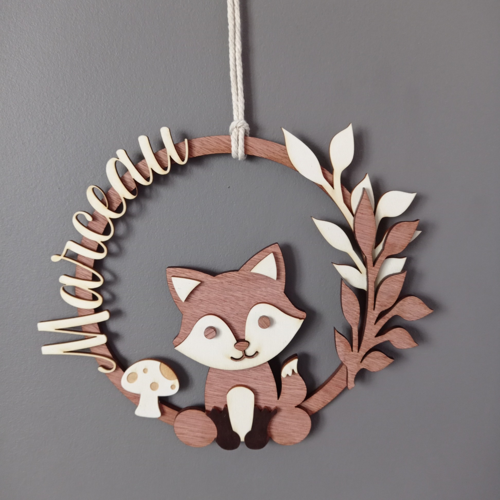 Décoration de porte pour enfant en bois avec prénom et écureuil