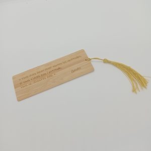 Marque page en bambou avec texte personnalisé et son pompon