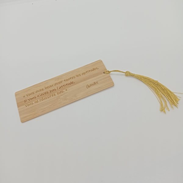 Marque page en bambou avec texte personnalisé et son pompon