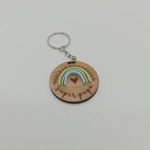 Porte clés en bambou avec cœur et arc en ciel "Super Papa"