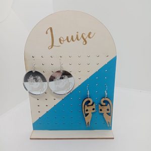 Joli porte boucles d'oreilles en peuplier. gravé avec le prénom de votre choix et peint en diagonale sur une moitié