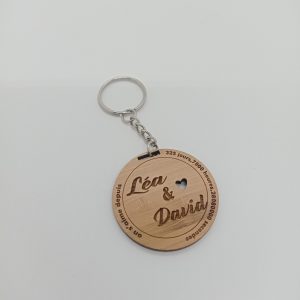 porte clés en plaqué bambou avec les deux prénoms des amoureux , et la mention "on s'aime deouis", suivie du nombre de jours, converti en heure et en secondes.