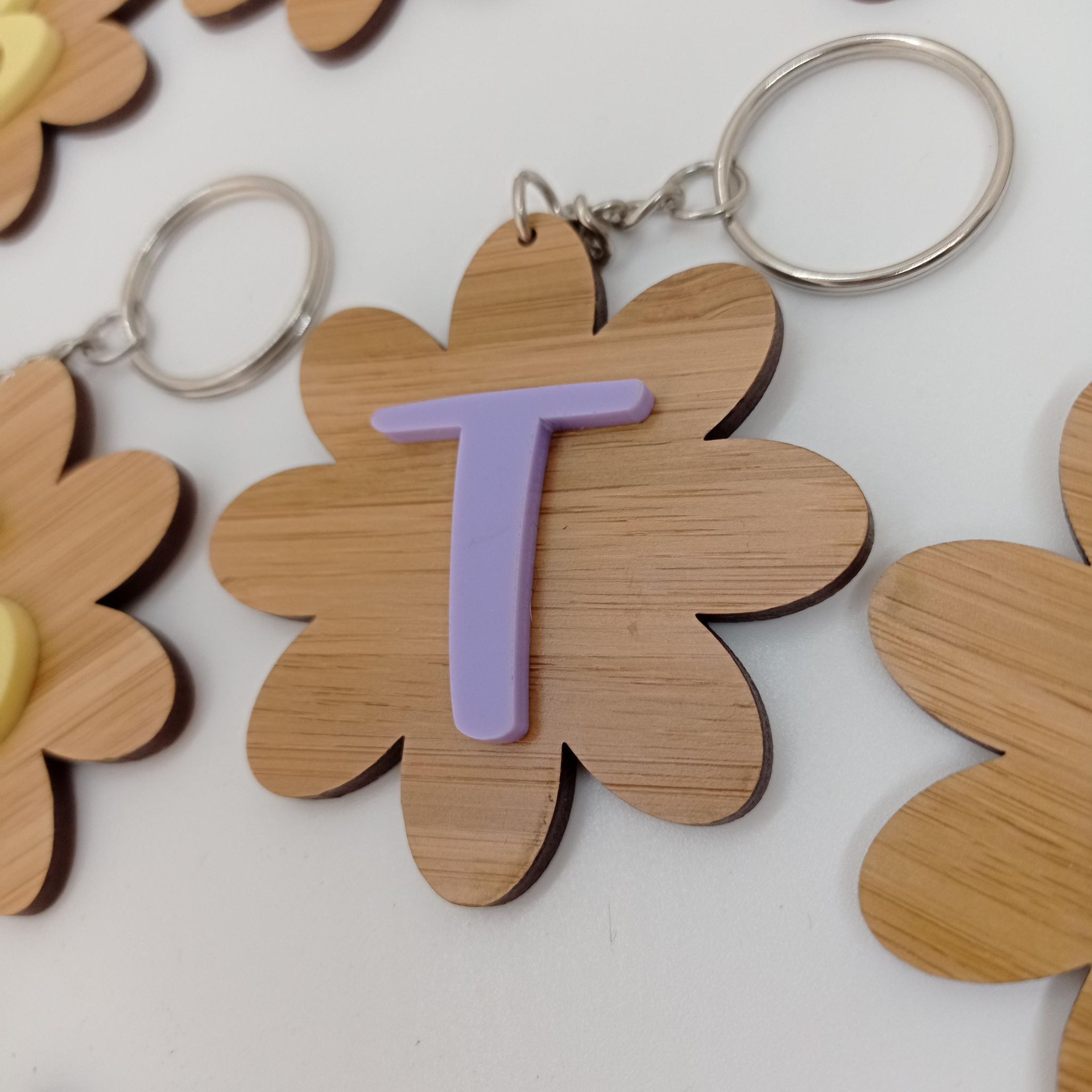 Porte Clé "fleur" avec initiale – Image 3