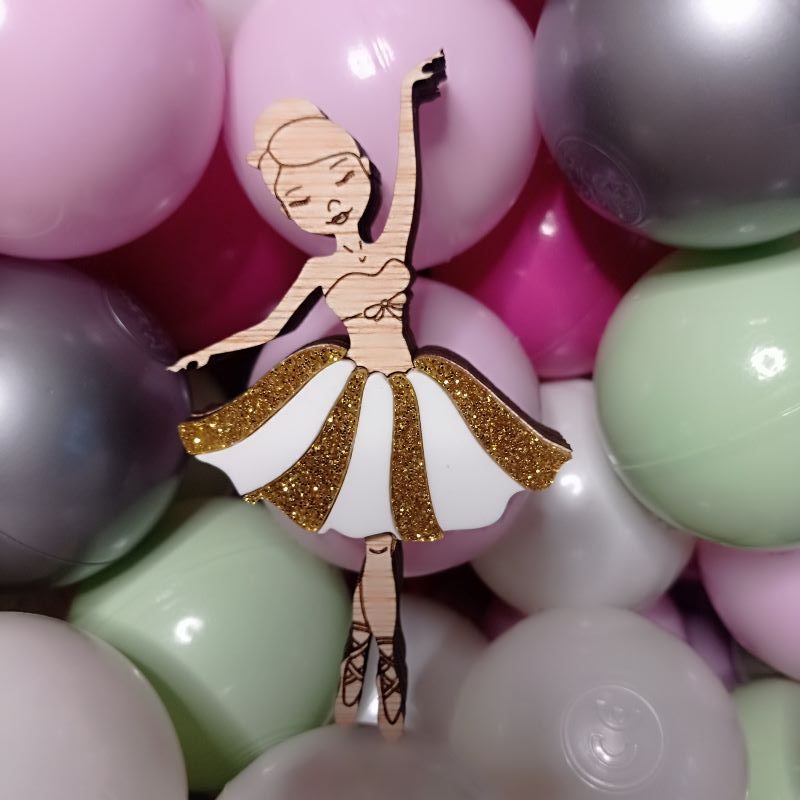 boite a dents en forme de ballerine. le haut et le bas du corps sont gravés au laser. la jupe est ornée de plexiglas blanc brillant et or pailleté. La jupe est un couvercle qui lorsqu'il est ôté, peut accueillir les petites dents de votre enfant.